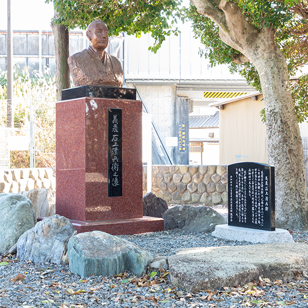 石上清兵衛銅像